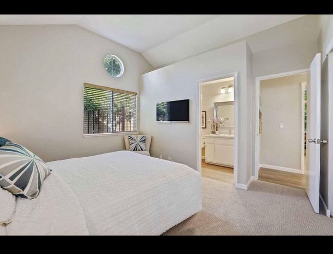 Building Photo - 1736 Valdora St