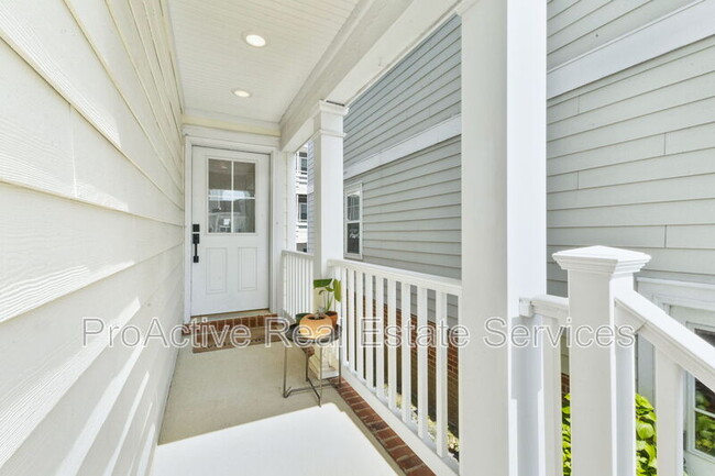 Building Photo - 9518 3rd Bay St