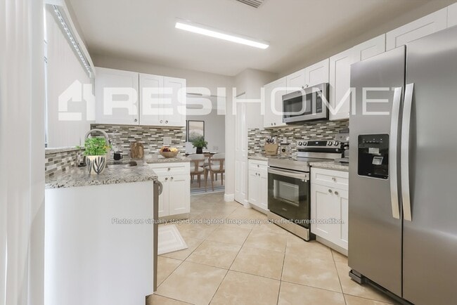Building Photo - 9940 Spanish Isles Dr