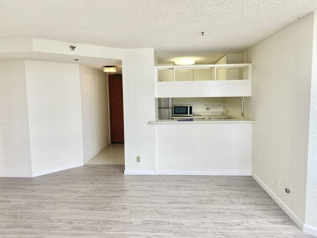 Building Photo - One bedroom one bath in Highly Desirable Building