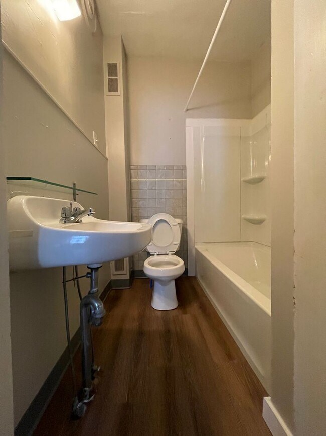 Foto del edificio - Five Bedroom Home in Central La Crosse