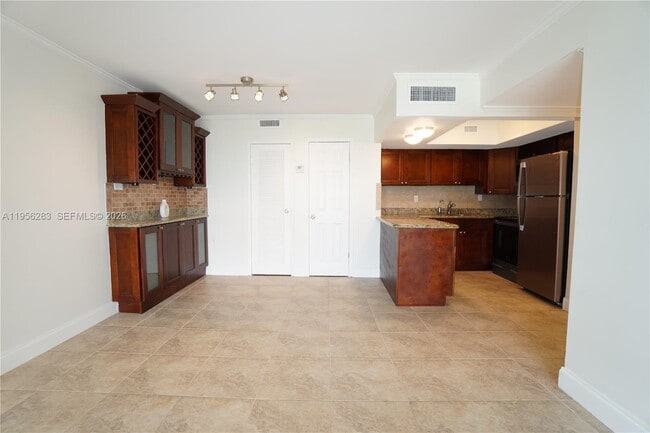 Building Photo - 2715 Tigertail Ave