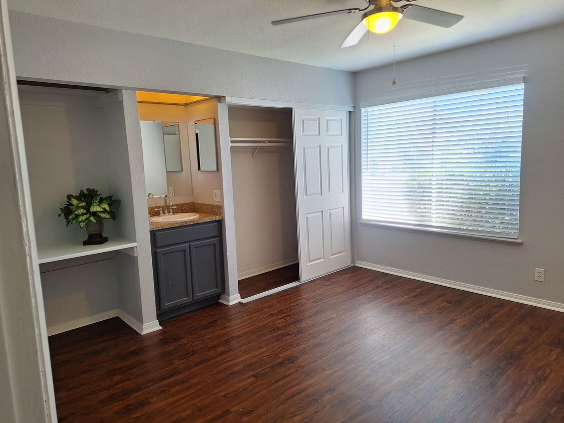 Building Photo - Modernly Updated Retreat Near UNLV & The Las Vegas Strip!