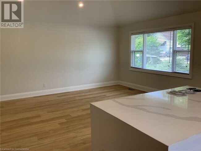 Photo du bâtiment - 229 W 18th St