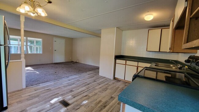 Foto del edificio - Freshly painted spacious 2-bedroom 1-bath home with a screened porch and storage shed.