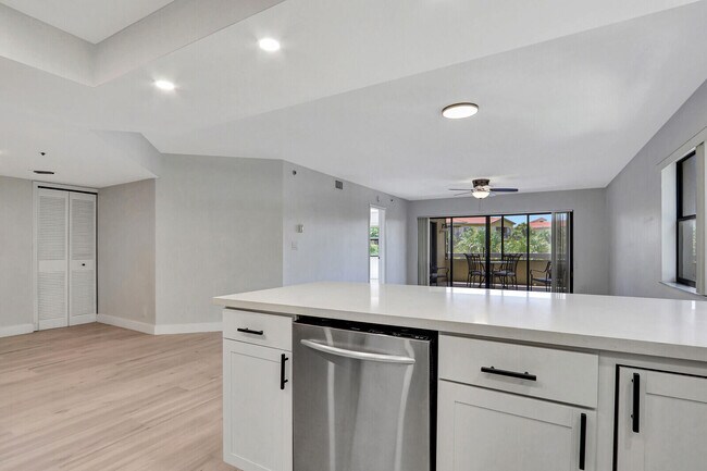 Building Photo - 700 Uno Lago Dr