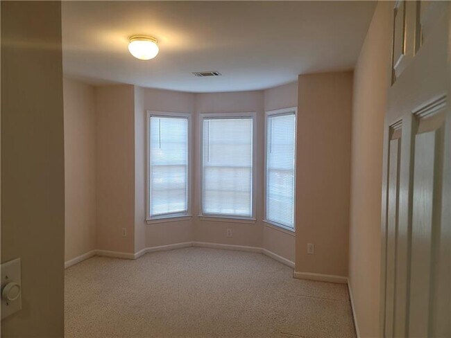 Building Photo - 750 Hedgewick Trail