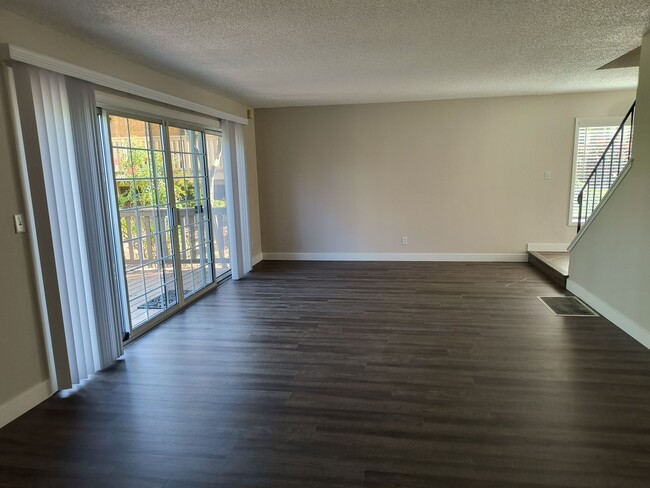 Building Photo - Newley Updated 4 bedroom, 2.5 bathroom Tow...