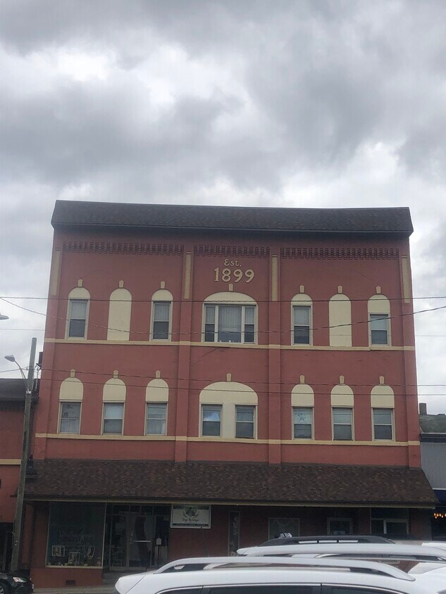 Primary Photo - 225 Main St