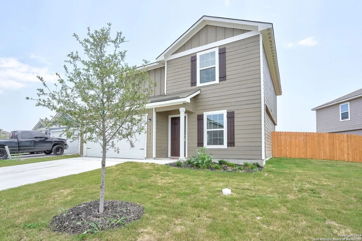 Foto principal - Three Bedroom Home in Converse