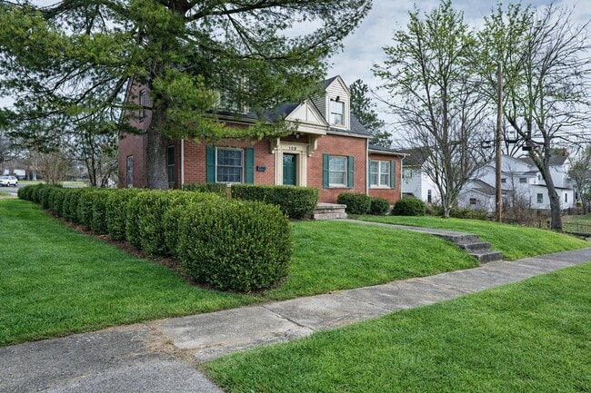 Building Photo - 109 W Poplar St