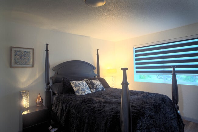 Upstairs room 'black swan' - 1114 Pawnee Ln