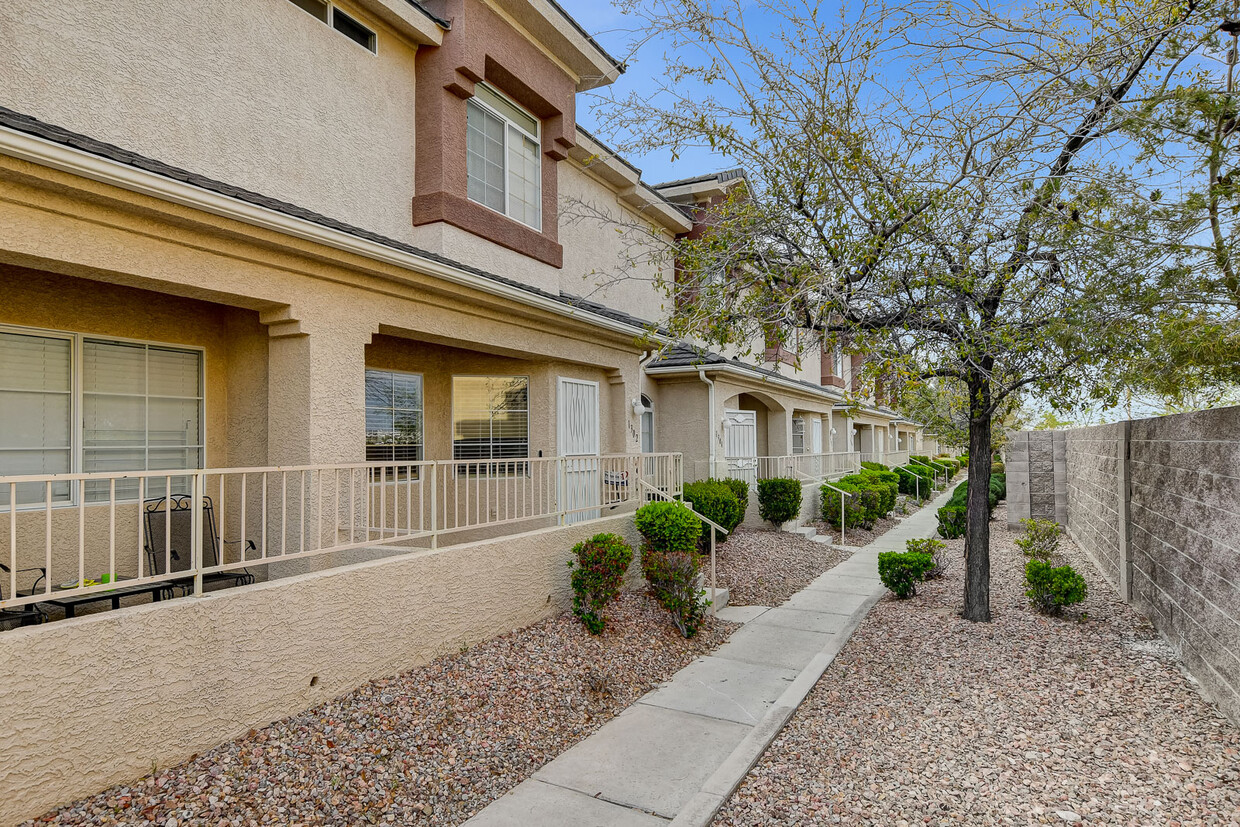 Foto principal - 1302 Dusty Creek St