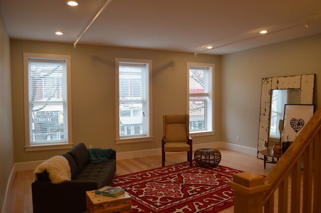 Building Photo - 18 W Market St