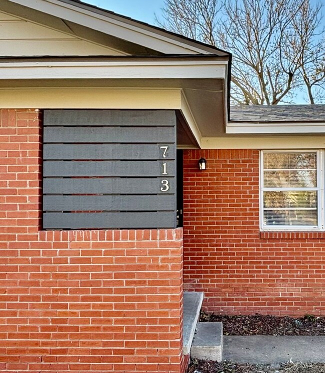 Building Photo - Cozy Broken Arrow Home