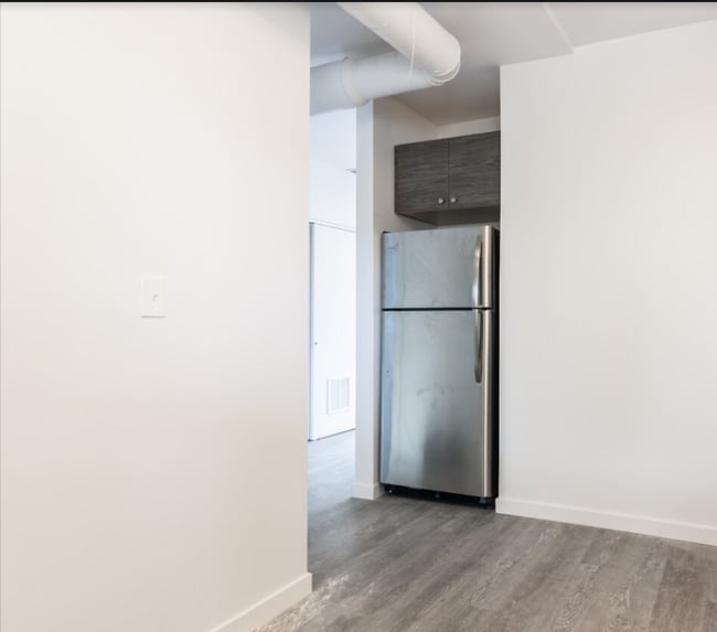 Building Photo - 1712 W Glenlake Ave