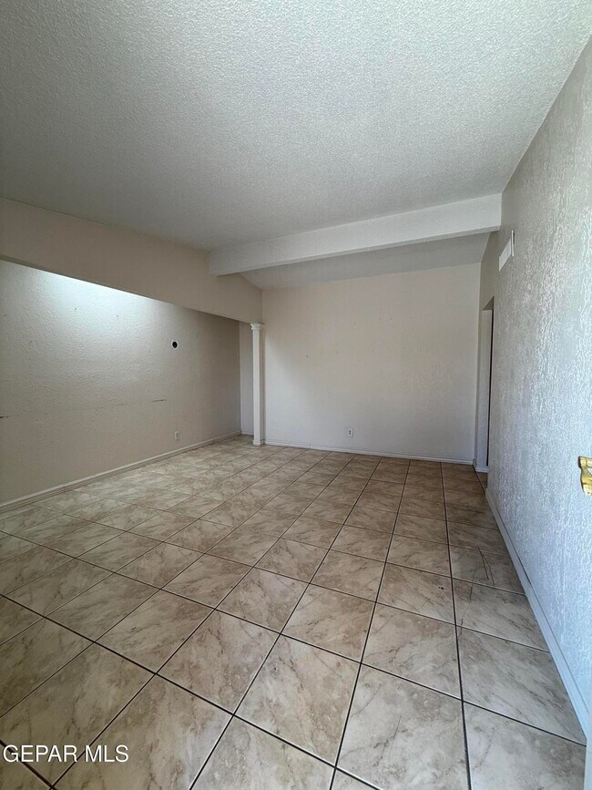 Building Photo - 10449 Chinaberry Dr