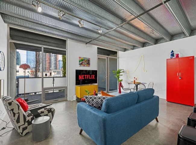 Building Photo - 10309-10107 107 St NW