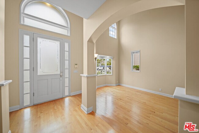 Building Photo - 248 S Swall Dr