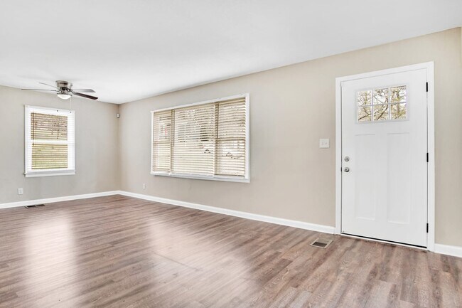 Building Photo - 3491 Maryvale Dr