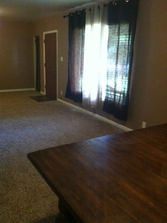 Building Photo - 6804 E 6th St