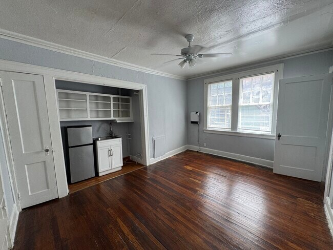 Foto del edificio - 1043 Saint Charles Ave NE