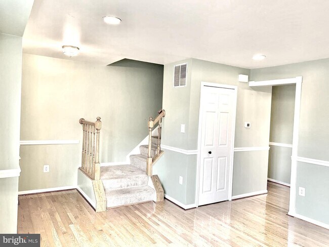 Foto del edificio - 8593 Burlington Ct