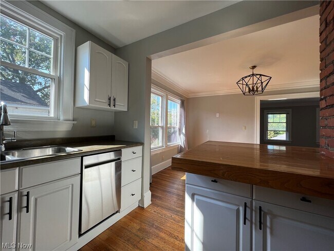 Building Photo - 1143 Cranford Ave