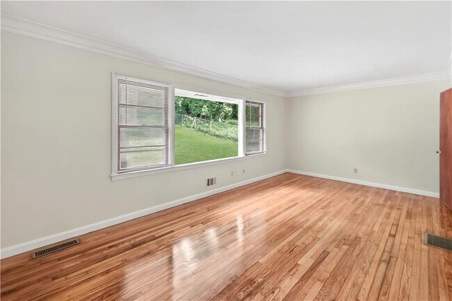 Building Photo - 2798 Dearwood Dr SW