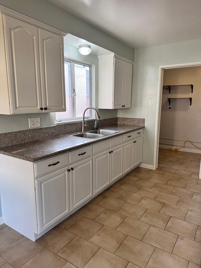 Kitchen - 307 S Basque Ave