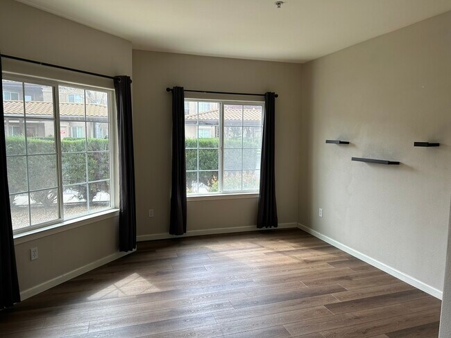 Foto del edificio - 4200 E Commerce Way