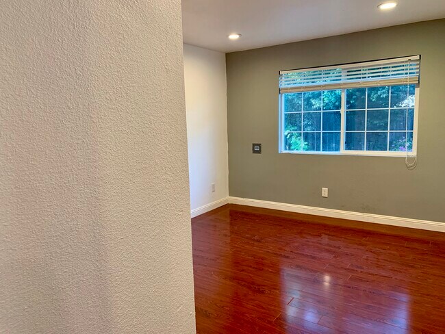 Building Photo - 39486 Royal Palm Dr