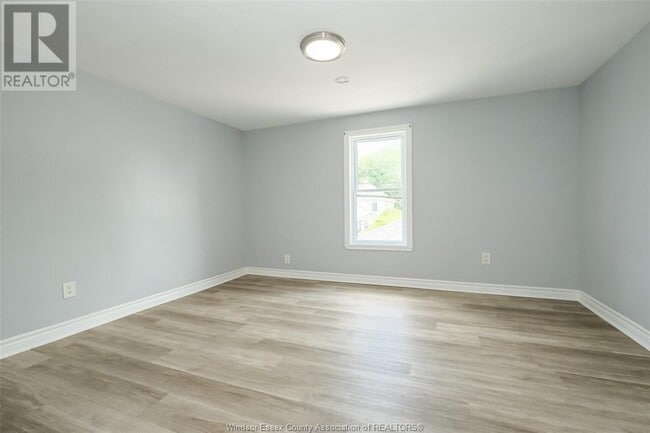 Photo du bâtiment - 948 University Ave E