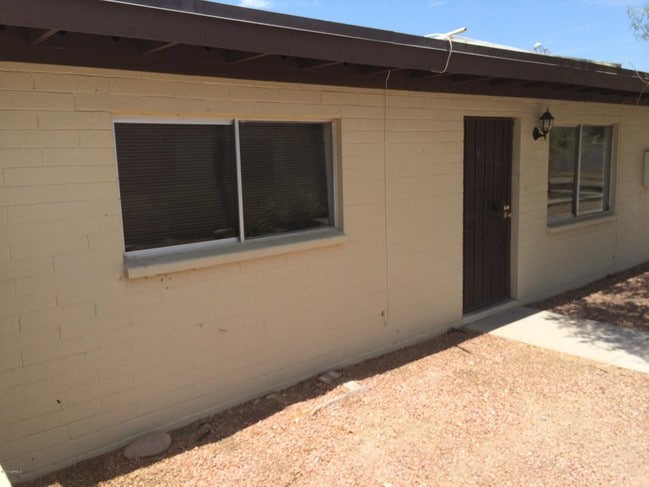 Building Photo - 1332 E Vista Ave