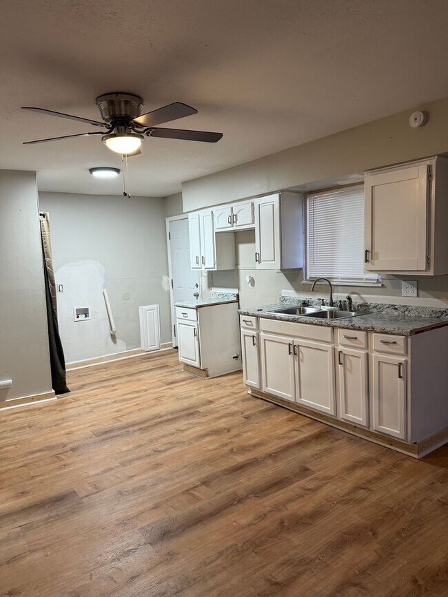 Foto del edificio - Discover this newly remodeled 3-bedroom, 1-bath home in Indianapolis’s Old Southside.