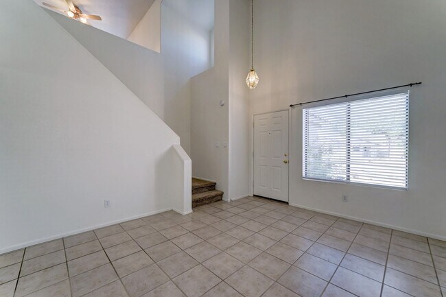 Foto del edificio - Desirable North Phoenix  Home with 1 Downstairs Bedroom!!!