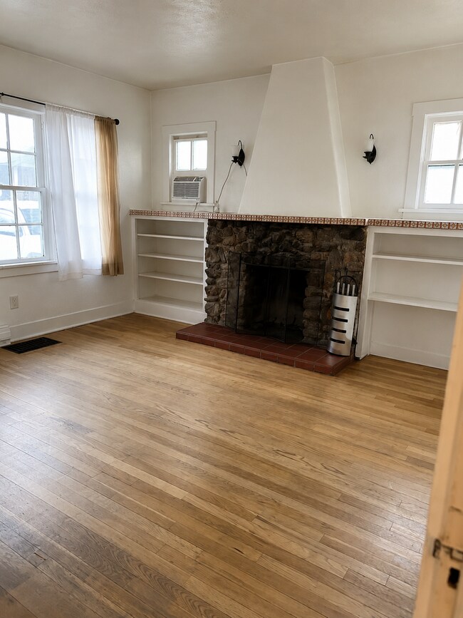 Foto del edificio - 218 McKenzie Street Unit C