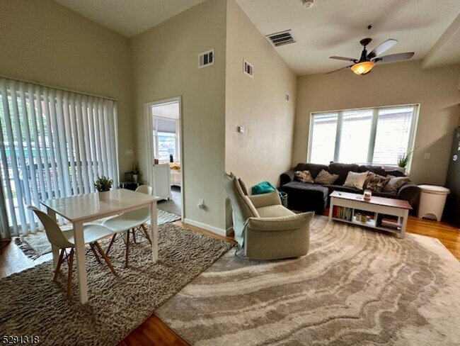 Foto del edificio - 151 Valley Rd