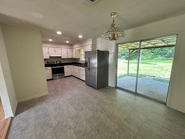 Building Photo - 5509 Rainbow Ln