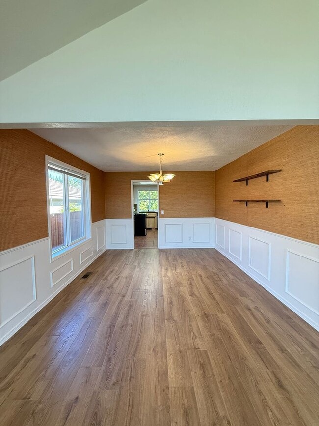 Building Photo - Immaculate 3 bedroom, 2 bath home in desirable Medford Neighborhood!