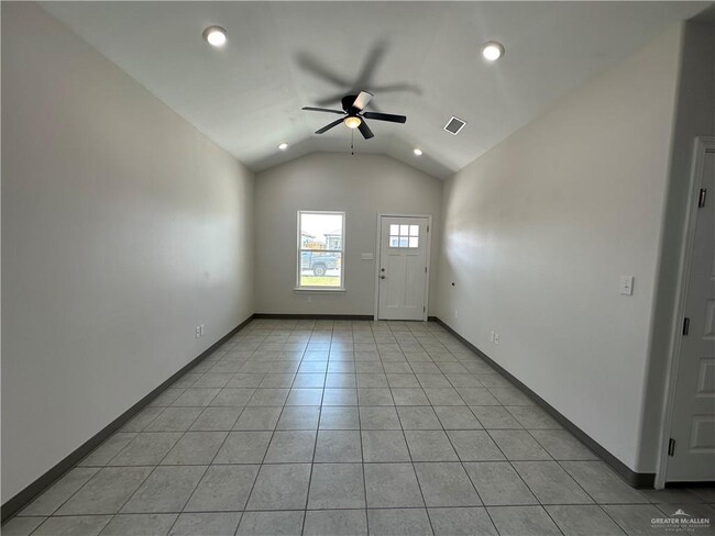 Building Photo - 2232 S Vly Cir