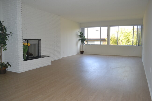 Dining Area and Living Room with Fireplace - The Continental Arcadia