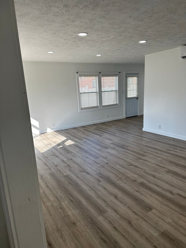 Foto del edificio - 4233 E 38th St