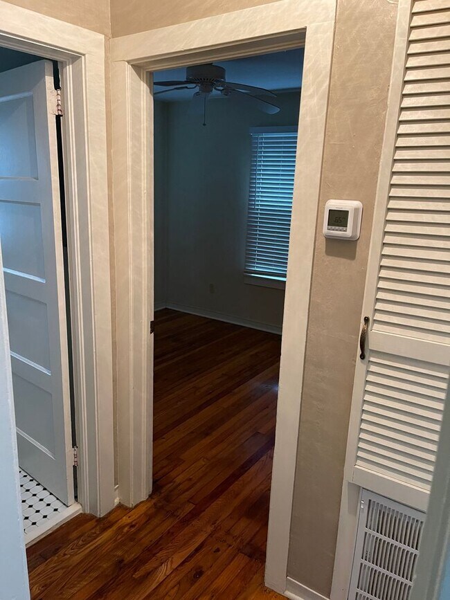 Building Photo - Charming 2 bed 1 bath home