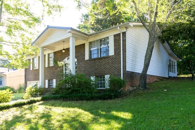 Foto del edificio - Massive Renovated 5BR/3BA Home with Baseme...