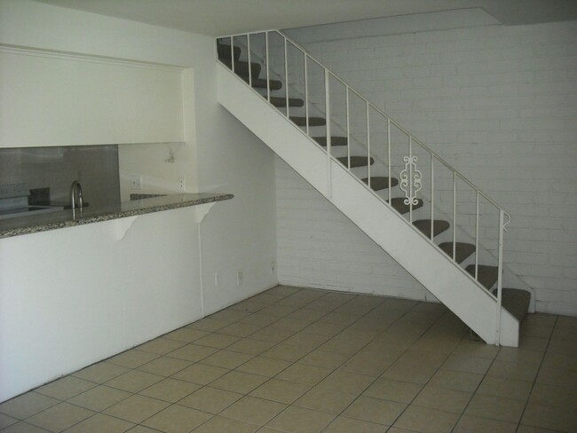 Building Photo - Enjoy townhouse living close to the beach.