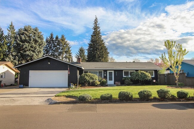 Building Photo - 1914 SE Oak Crest Dr