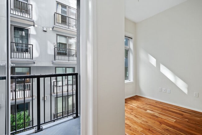 Building Photo - Beautiful Studio in Belltown