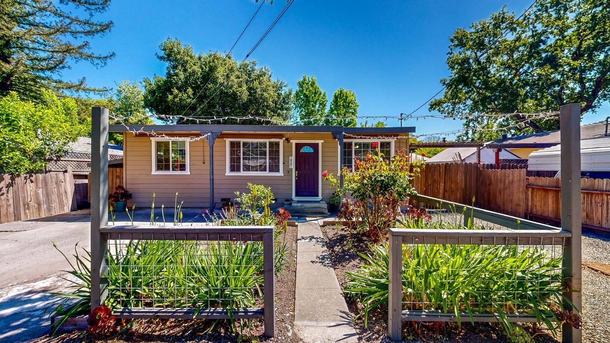 Primary Photo - Beautiful 2 Bedroom 2 Bathroom Single Fami...