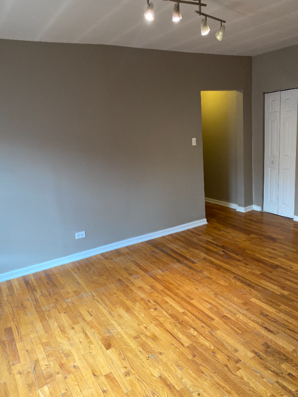 Building Photo - 1307 E 71st Pl